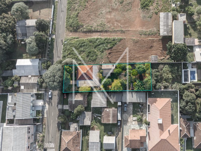 Casa com excelente terreno no Batel